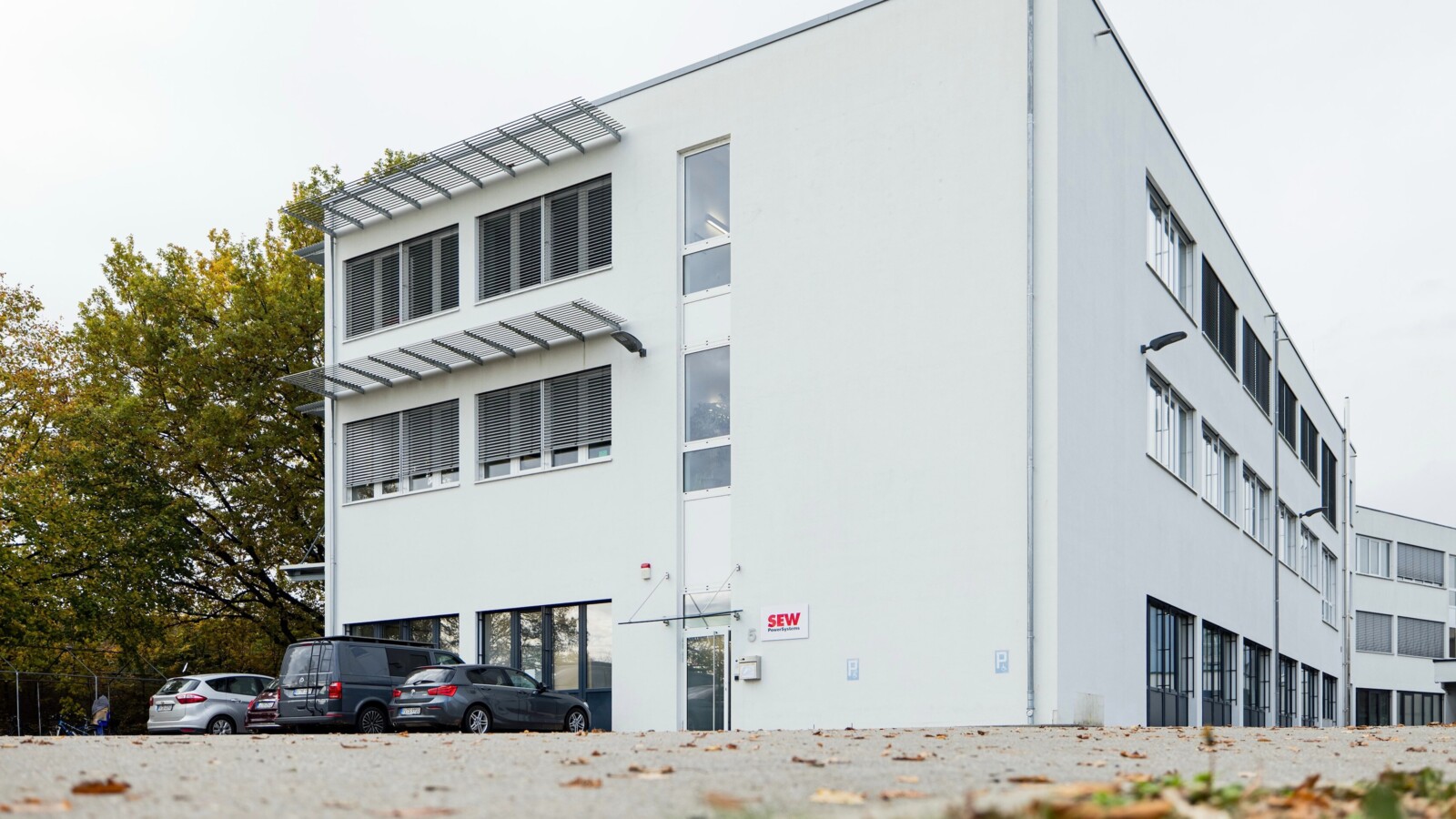 Profitieren Sie von einem modernen Firmengebäude und entspanntem Ankommen dank kostenfreier Parkplätze direkt am Standort.